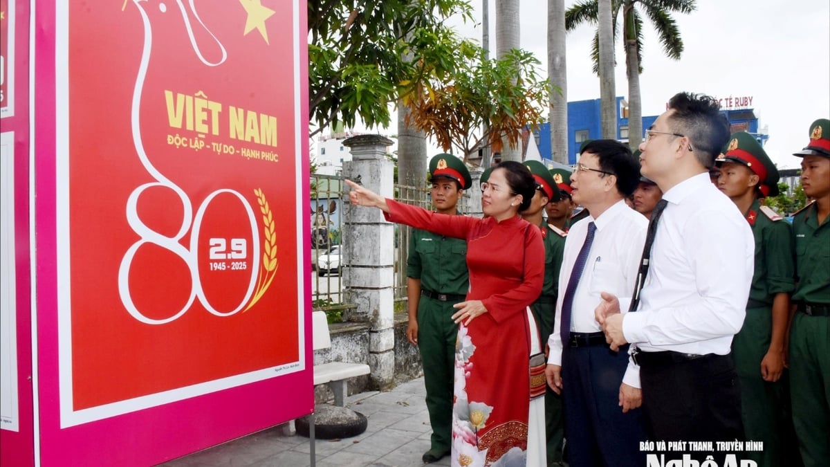 ផ្ទាំងគំនូរឃោសនាចំនួន ១៧ ត្រូវបានប្រគល់ជូន និងដាក់តាំងបង្ហាញនៅទីក្រុង Nghe An
