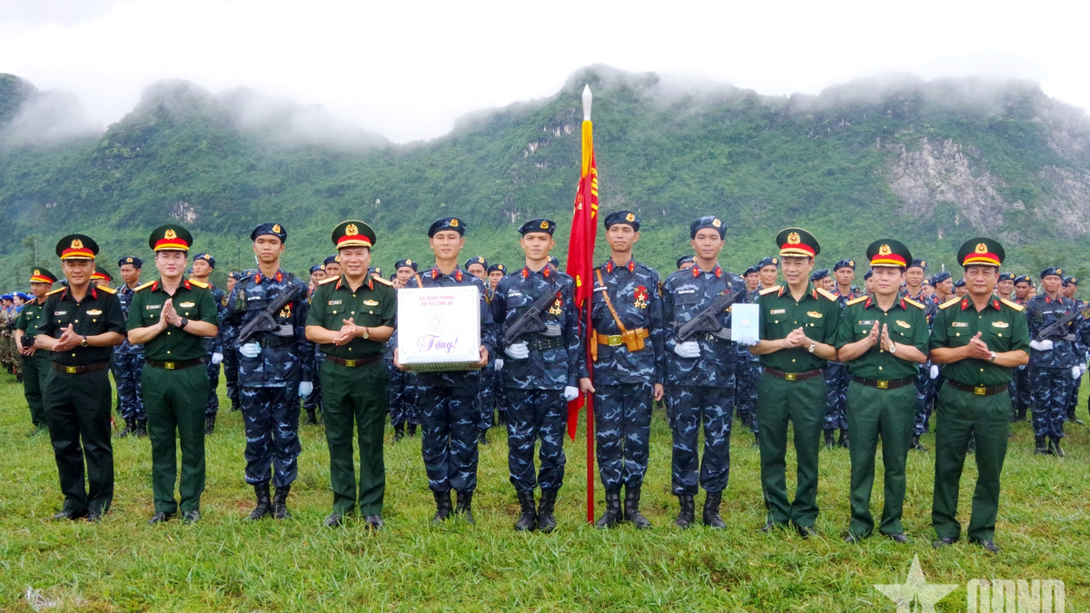 The 86th Command's working group inspected the cyber warfare force participating in the parade practice.