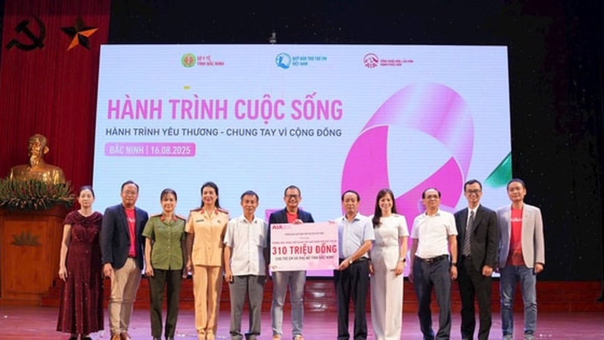 ตรวจมะเร็งสตรี มอบของขวัญมูลค่า 310 ล้านดองให้เด็ก