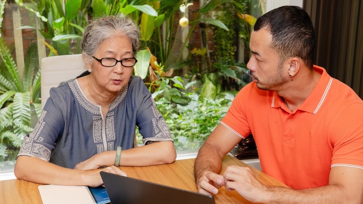 Une femme de plus de 70 ans aime toujours enseigner