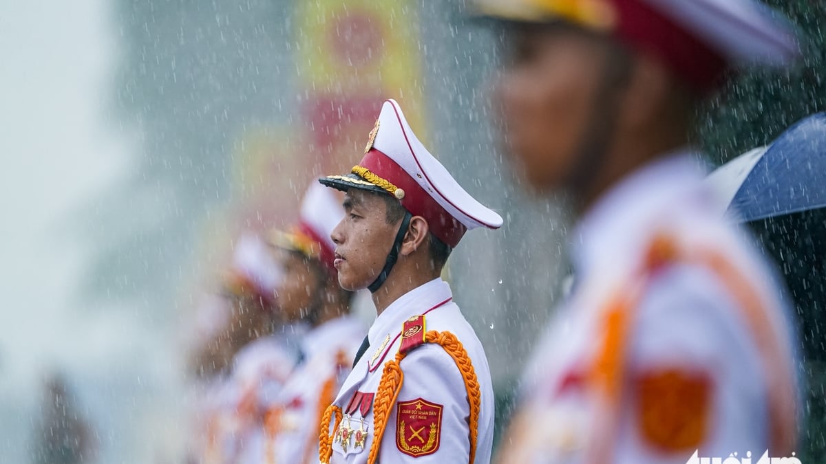 1万6000人の将校と兵士が雨の中、パレードのリハーサルに参加した。