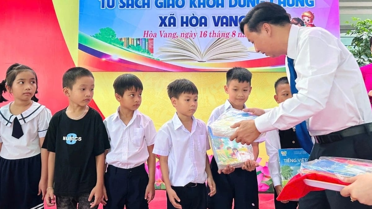 A commune in a livable city provides free textbooks to students