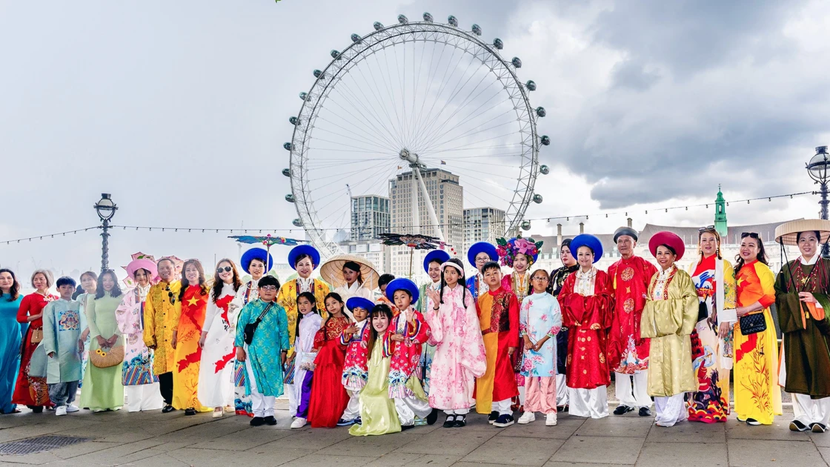 สตรีชาวเวียดนามในยุโรปสวมชุดอ่าวหญ่ายร่วมเฉลิมฉลองวันชาติ 2 กันยายน