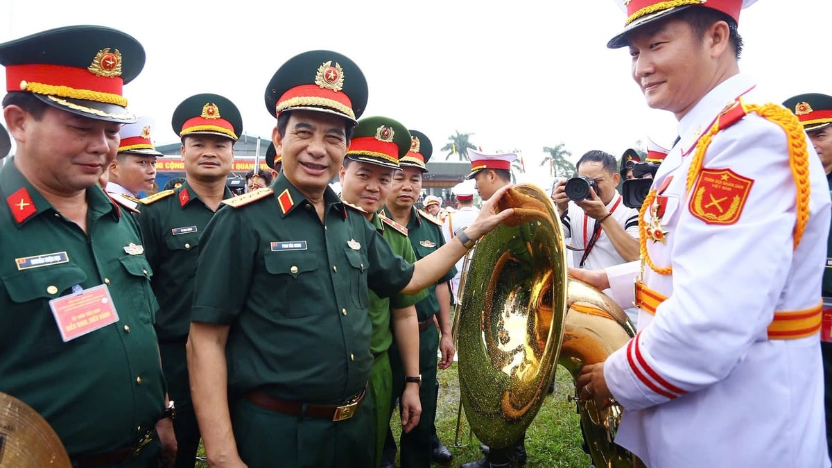 El general Phan Van Giang habla sobre las parejas que participan juntas en el desfile.