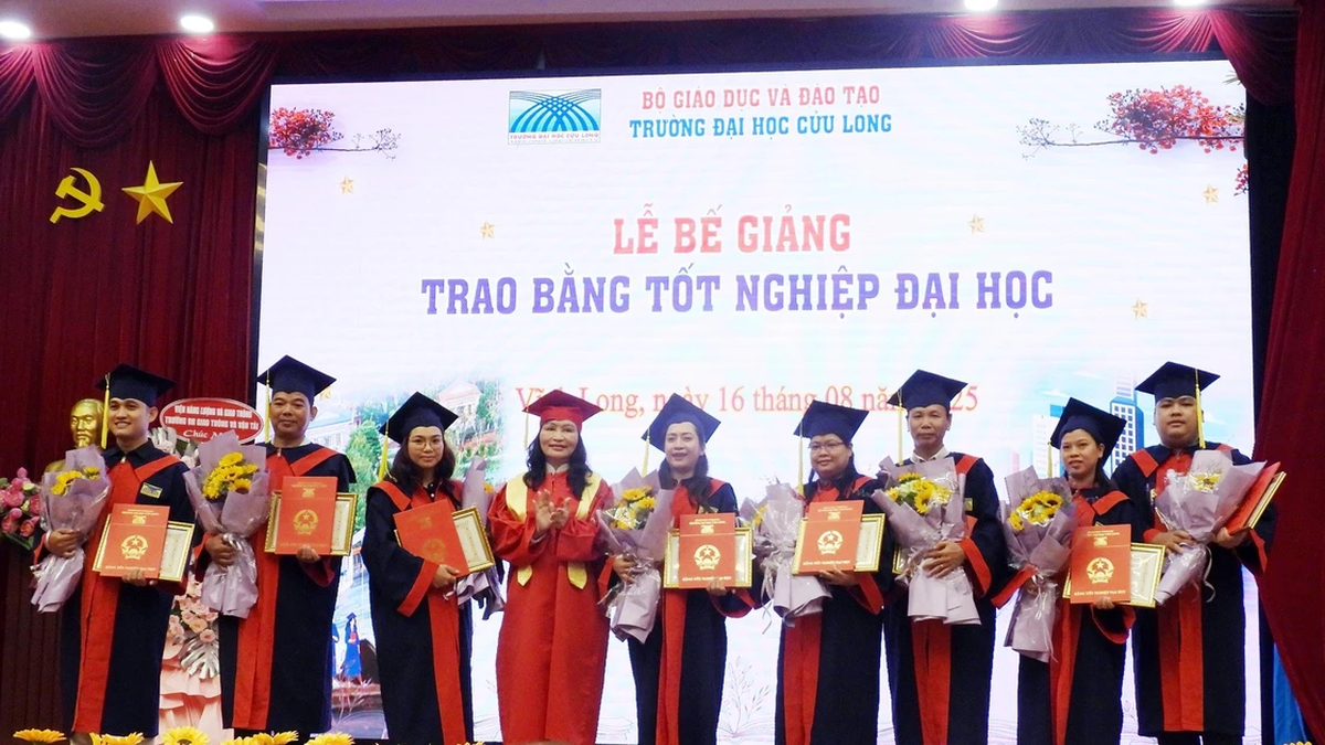 សាកលវិទ្យាល័យ Cuu Long បានផ្តល់សញ្ញាបត្រដល់បរិញ្ញាបត្រ និងវិស្វករថ្មីជិត ៦០០នាក់ មកពីប្រព័ន្ធសិក្សាពីចម្ងាយ។