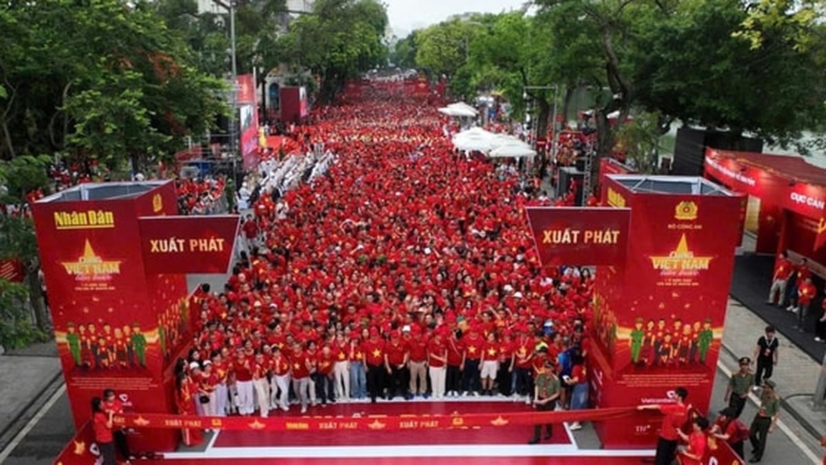 Mehr als eine Million Menschen singen die Nationalhymne und marschieren „Vorwärts mit Vietnam“