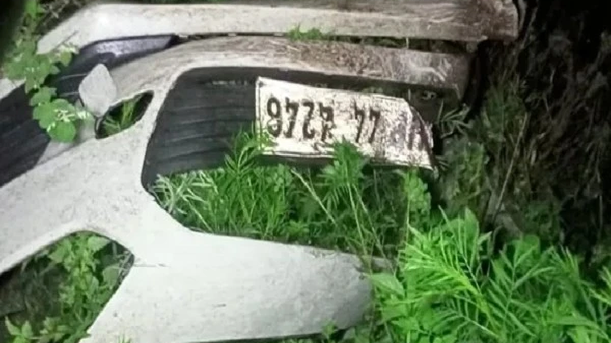 Steinschlag, Auto stürzt in Schlucht, 6 Menschen sterben