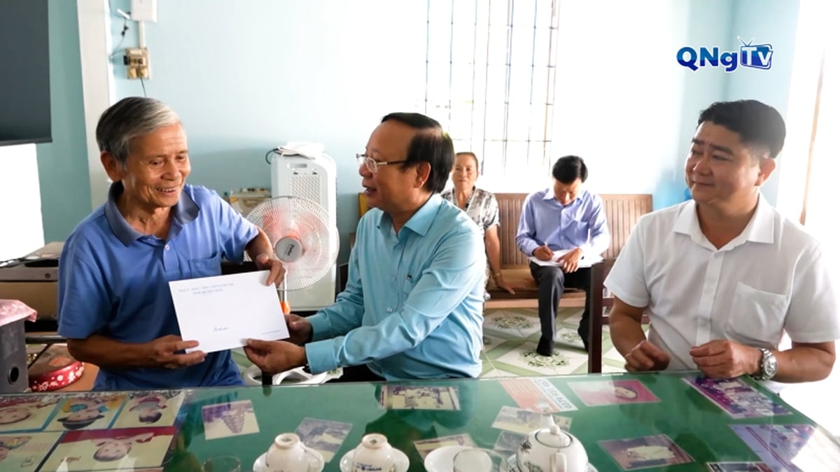 Head of Dung Quat Economic Zone Management Board and Industrial Parks of Quang Ngai province, Luong Kim Son, visited soldiers of Van Tuong