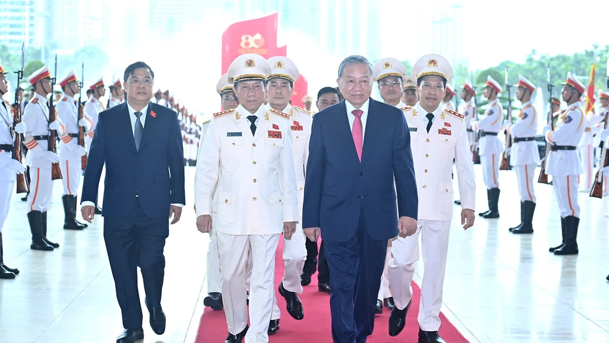 [صورة] الأمين العام تو لام وقادة الحزب والدولة الآخرون يحضرون الحفل للاحتفال بالذكرى الثمانين لليوم التقليدي لقوات الأمن العام الشعبية الفيتنامية.