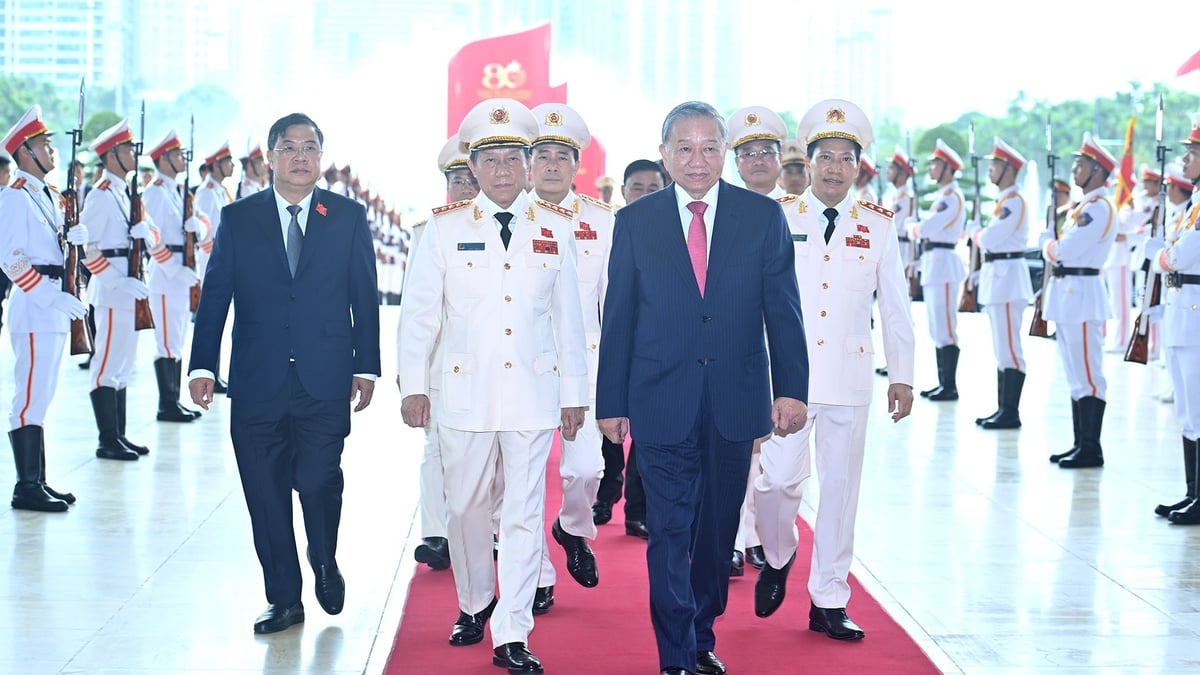[Photo] General Secretary To Lam and other Party and State leaders attend the ceremony to celebrate the 80th anniversary of the Vietnam People's Public Security Forces' Traditional Day.