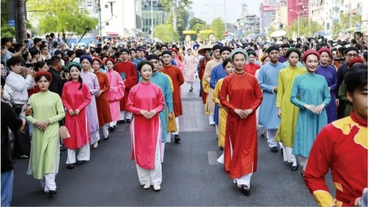 Les costumes traditionnels vietnamiens renaissent grâce à la passion des jeunes