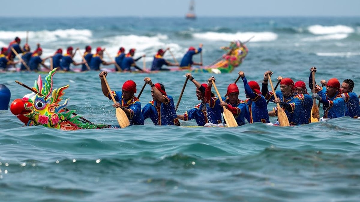 Traditional boat racing festival of Four Spirits to celebrate the 80th anniversary of the August Revolution and National Day September 2