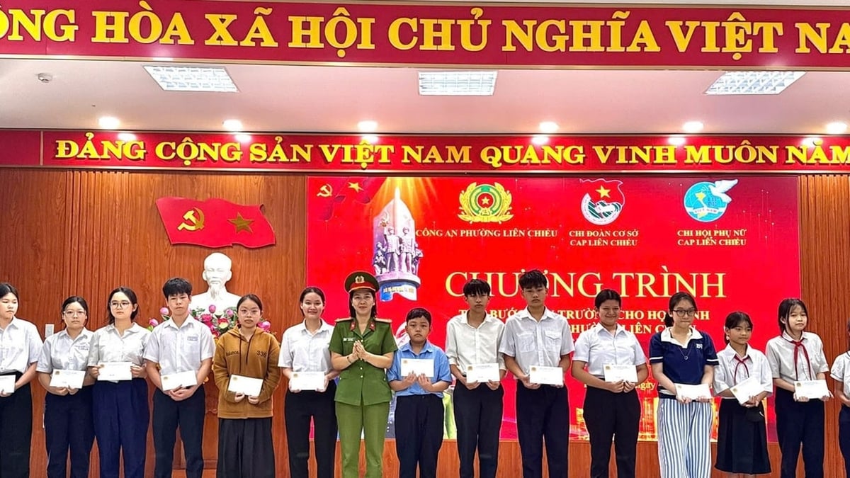 La police du quartier de Lien Chieu a offert 60 cadeaux aux étudiants pauvres.