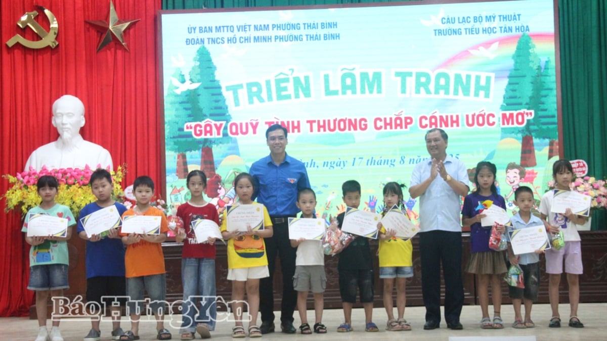 Délégation du quartier de Thai Binh : Exposition de peintures pour collecter des fonds caritatifs