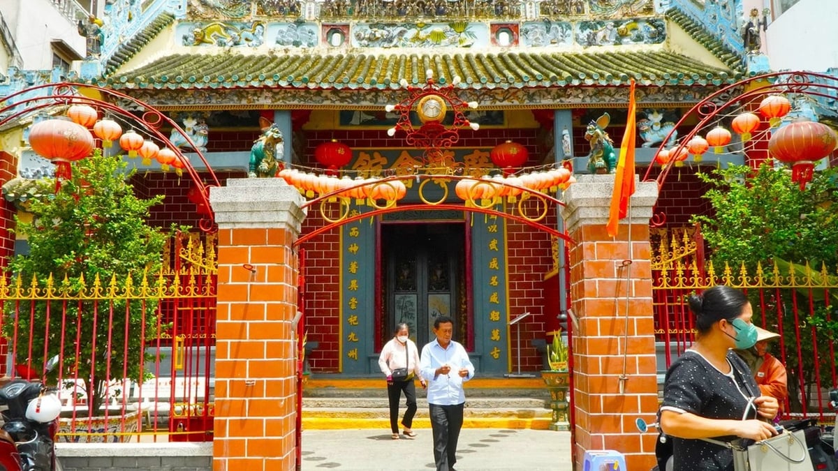Pagode antique unique vieille de 130 ans sur le quai de Ninh Kieu