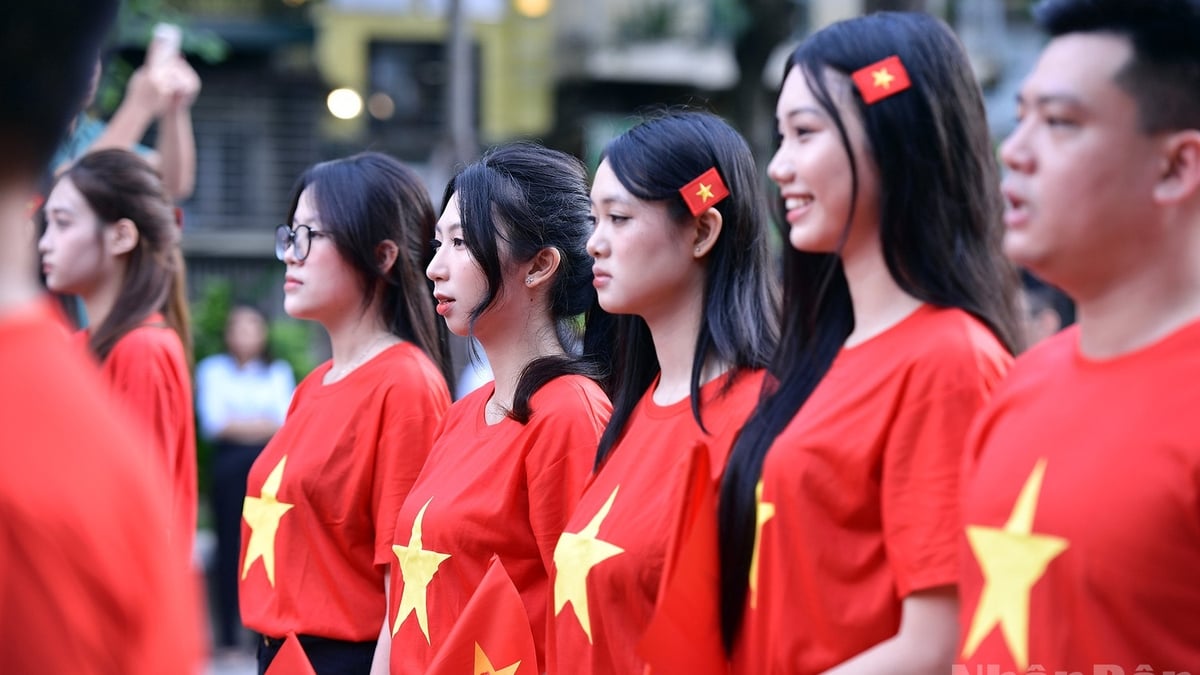 Giới trẻ vượt trăm cây số về Hà Nội check-in phố phường rợp cờ đỏ sao vàng