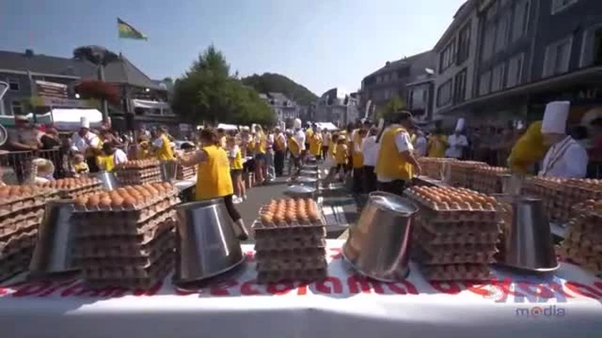 벨기에에서 거대한 오믈렛을 만드는 과정의 클로즈업