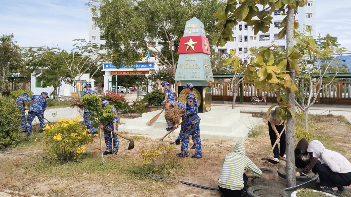 Das Ausbildungszentrum der Marineregion 4 unterstützt die Cam Ranh Base Primary School bei der Vorbereitung auf das neue Schuljahr