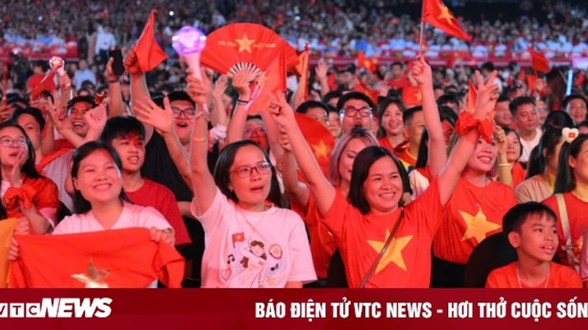More than 30,000 spectators were moved to sing 'Tien Quan Ca' at My Dinh Stadium