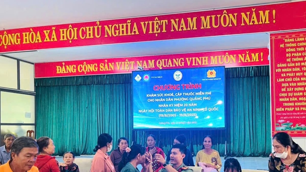 ប្រជាជនជិត ២០០នាក់នៅសង្កាត់ Quang Phu បានទទួលការពិនិត្យ និងព្យាបាលដោយឥតគិតថ្លៃ។