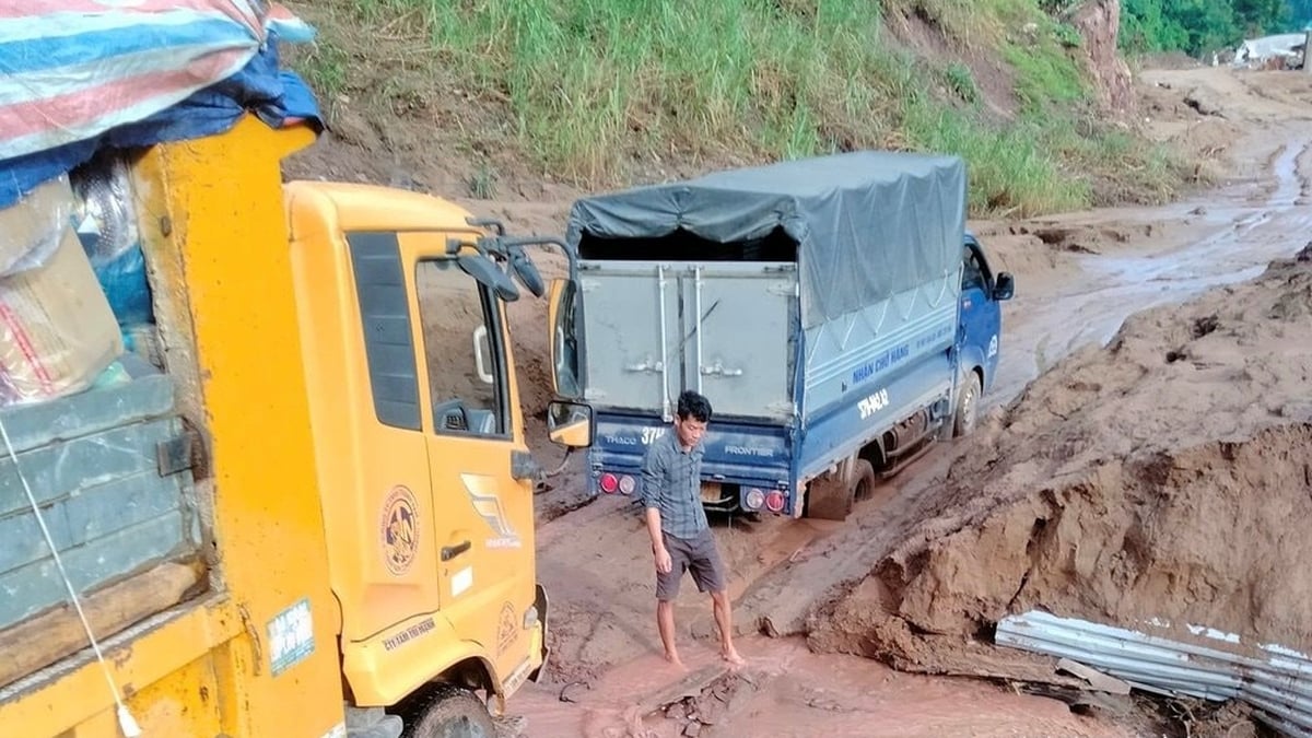 Western Nghe An has another landslide due to heavy rain, volunteer vehicle needs rescue