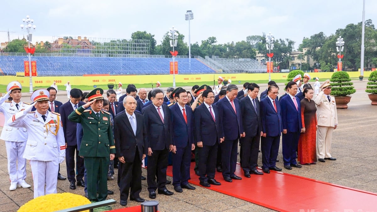 [Foto] Partei- und Staatsführer besuchen das Mausoleum von Präsident Ho Chi Minh und opfern Weihrauch zum Gedenken an Helden und Märtyrer