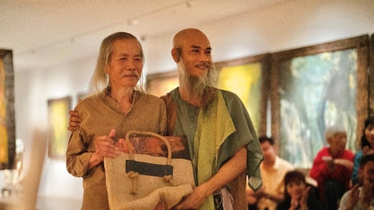 Dr. Trinh Thang überreicht der Nationalbibliothek und dem Museum der Schönen Künste das Kalligrafie-Gemälde „Vang Am Thanh Linh“
