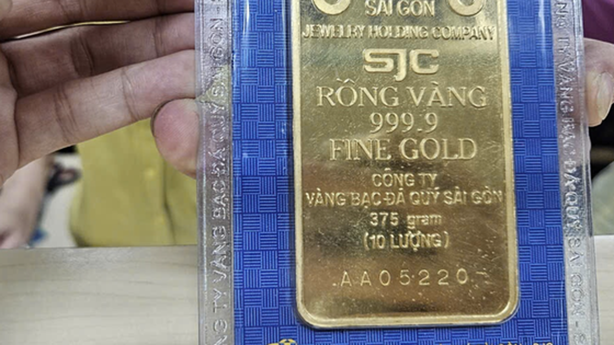 On the evening of August 18, what caused the price of SJC gold bars to continuously set new peaks?