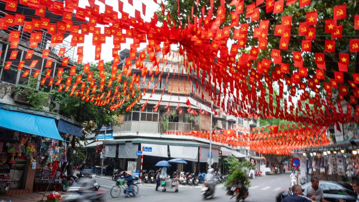 Hanoi startet Zeremonie zur Hissung der Nationalflagge zur Feier des 80. Jahrestages der Augustrevolution und des Nationalfeiertags am 2. September