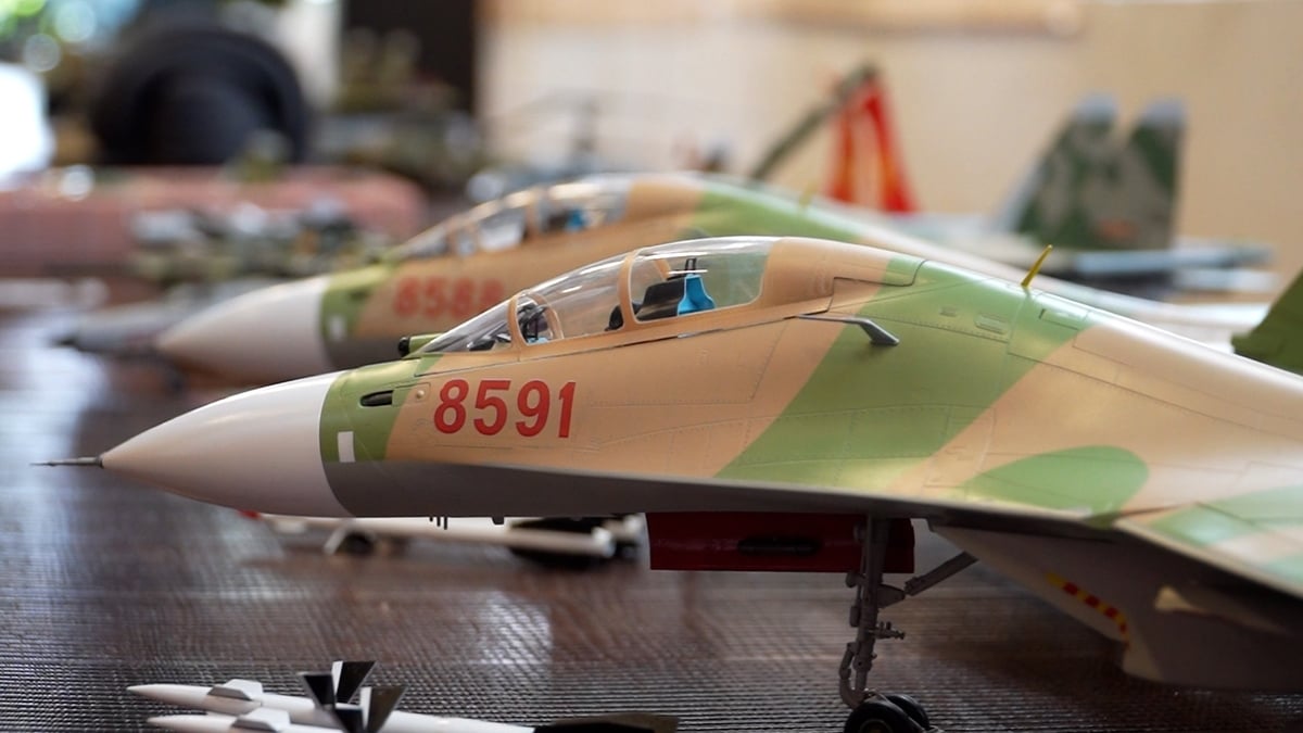 9월 2일 하노이에서 Su-30MK2 항공기와 '미니어처' XCB-01 보병 전투 차량이 축하하는 모습을 지켜보다