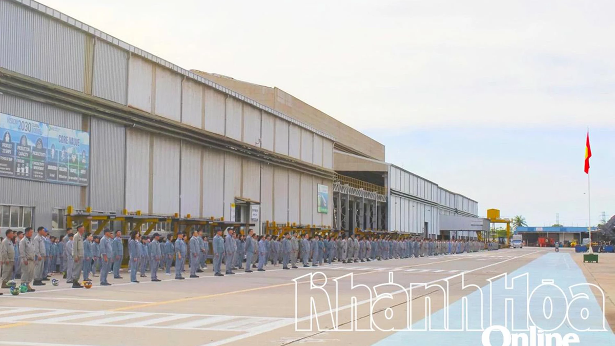 HD現代ベトナム造船株式会社は、8月革命80周年と9月2日の建国記念日を祝うため、国旗掲揚式を開催した。