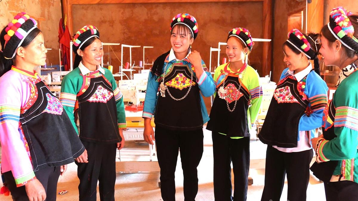 สีแดงแห่งขุนเขา - เมื่อชาวภูลาแต่งตัวรับเทศกาล