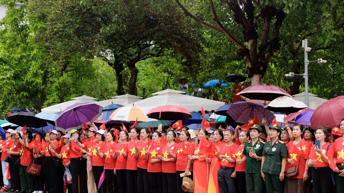 More than 1,300 elderly people sing the national anthem in response to the 80th anniversary of the founding of the country.