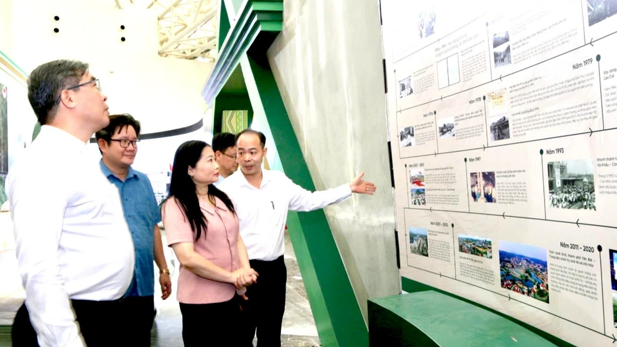 Preparing Lao Cai province's booth at the National Achievements Exhibition to celebrate National Day September 2