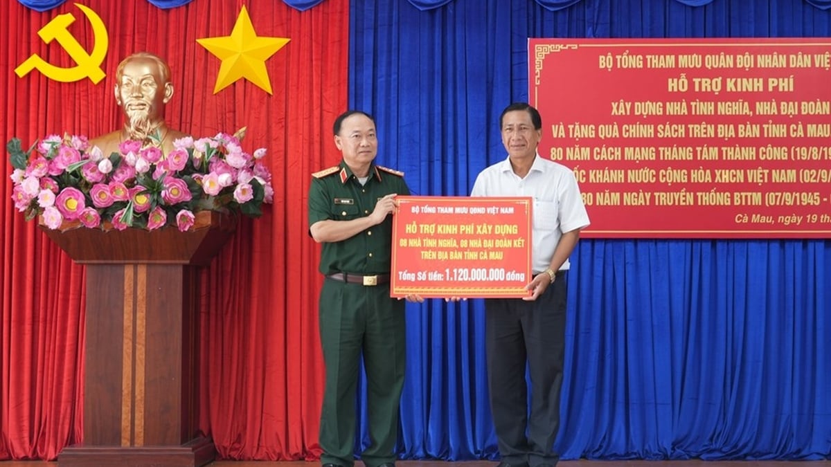 Une délégation de l'état-major général de l'armée populaire du Vietnam a visité et offert des cadeaux aux familles politiques de la commune de Tran Phan