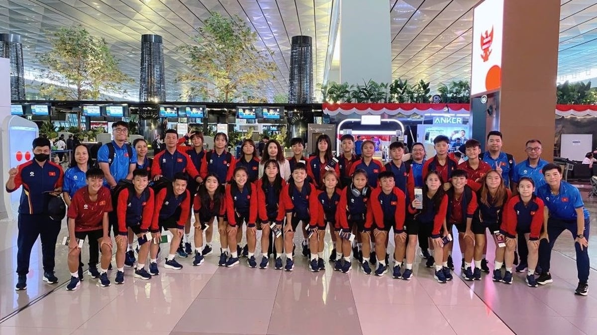 La selección femenina sub-16 de Vietnam llega a Indonesia y emprende su viaje para conquistar el Campeonato del Sudeste Asiático 2025.