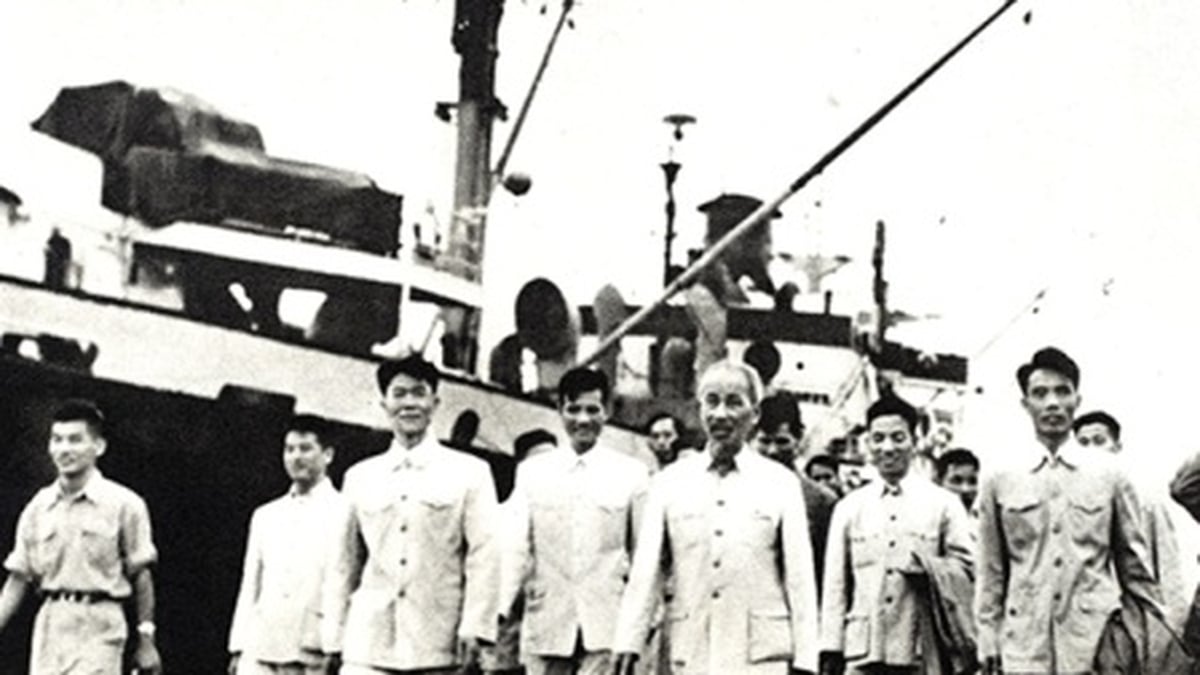 80 ปีแห่งการปฏิวัติเดือนสิงหาคม: จิตวิญญาณแห่งฤดูใบไม้ร่วงอันเก่าแก่และความปรารถนาที่จะออกทะเล
