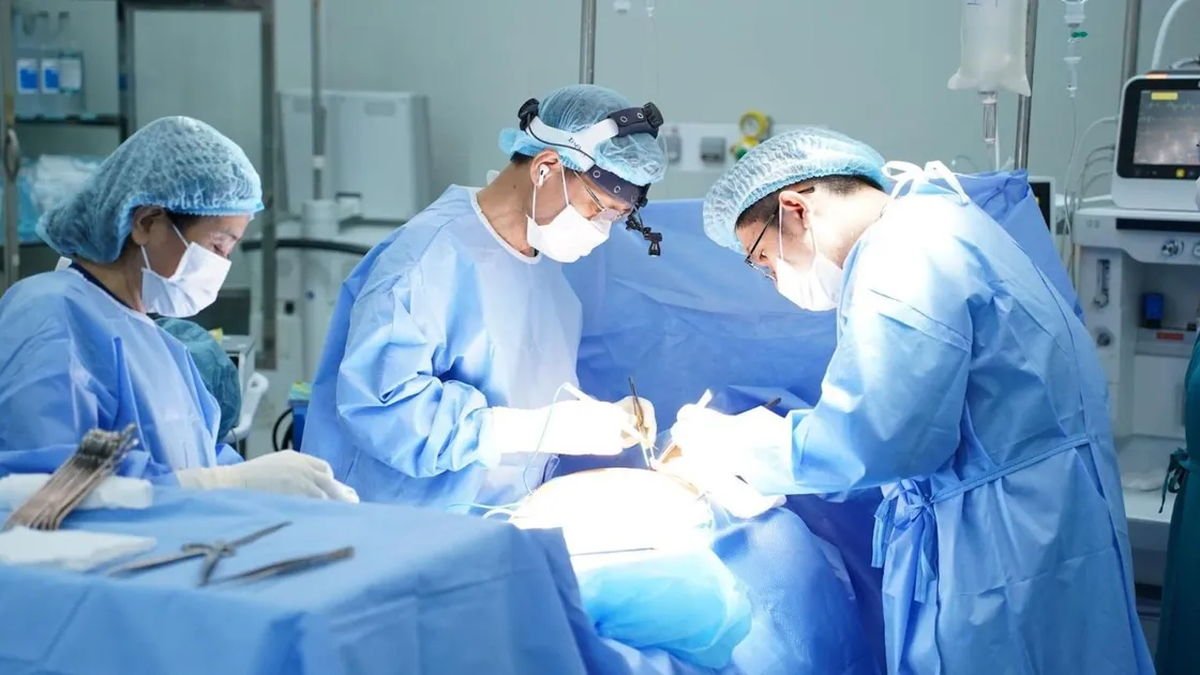 Extirpación de un tumor gigante que “envolvía” la tráquea, liberando la vía aérea para un hombre de 75 años