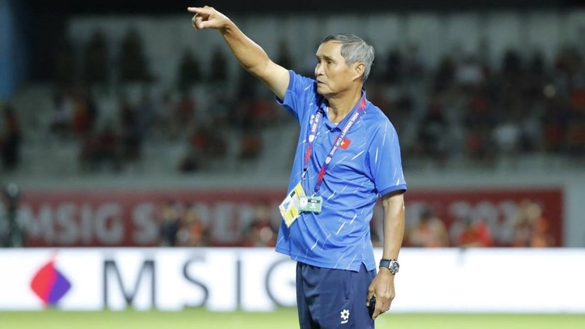 El entrenador Mai Duc Chung agradece a los aficionados tras la victoria de su equipo sobre Tailandia.