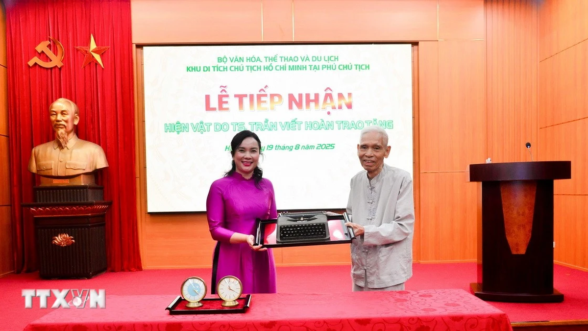The Presidential Palace Relic Site receives artifacts donated by Uncle Ho's bodyguard