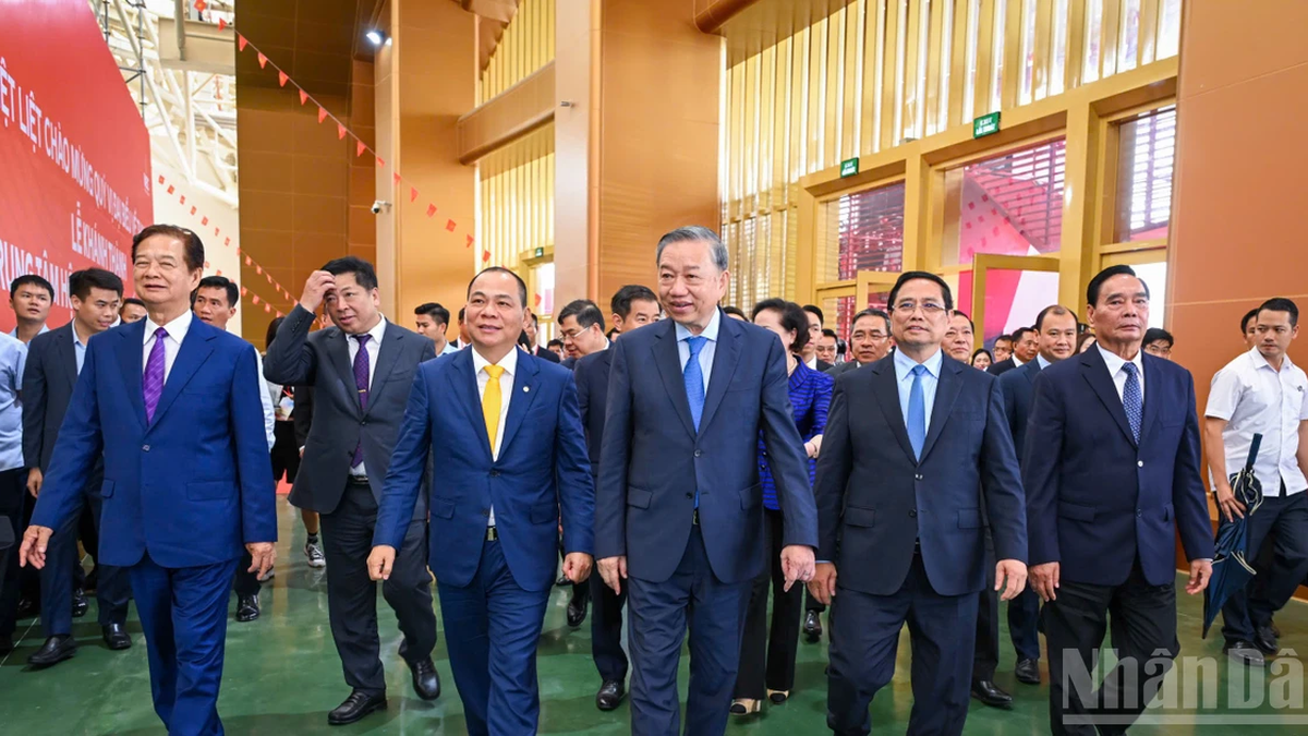 [Photo] Le Secrétaire général et le Premier ministre visitent le Centre national des expositions et des foires