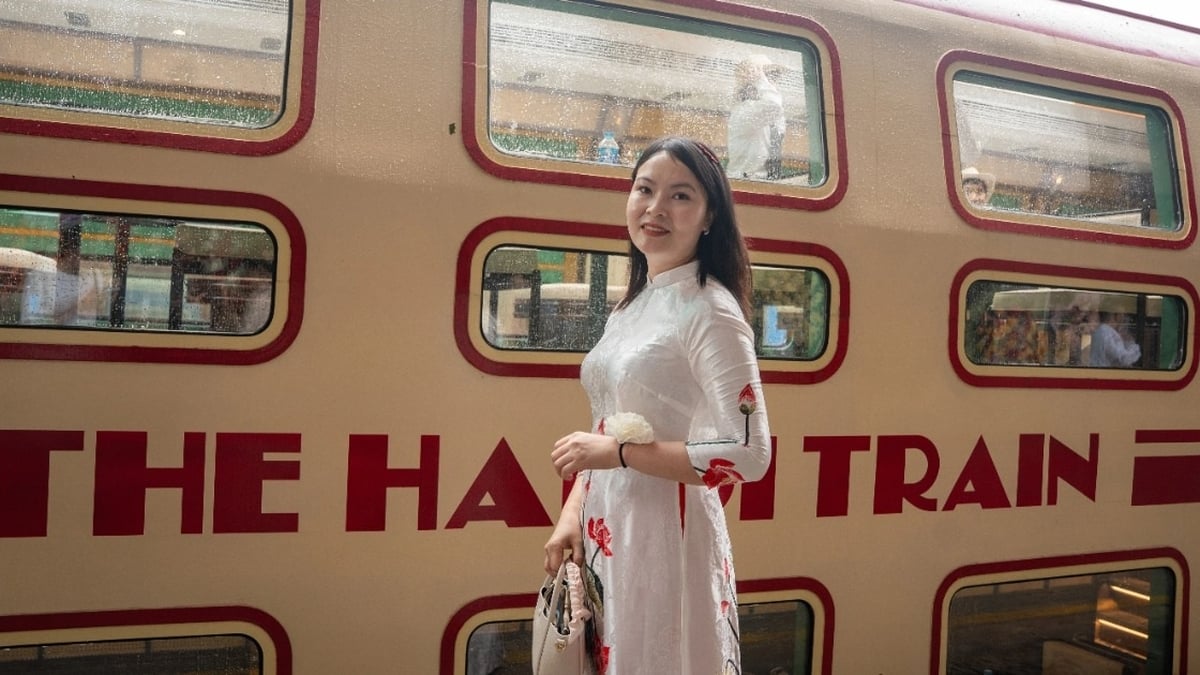 Luxuriöses Interieur des ersten Doppeldecker-Touristenzuges in Hanoi