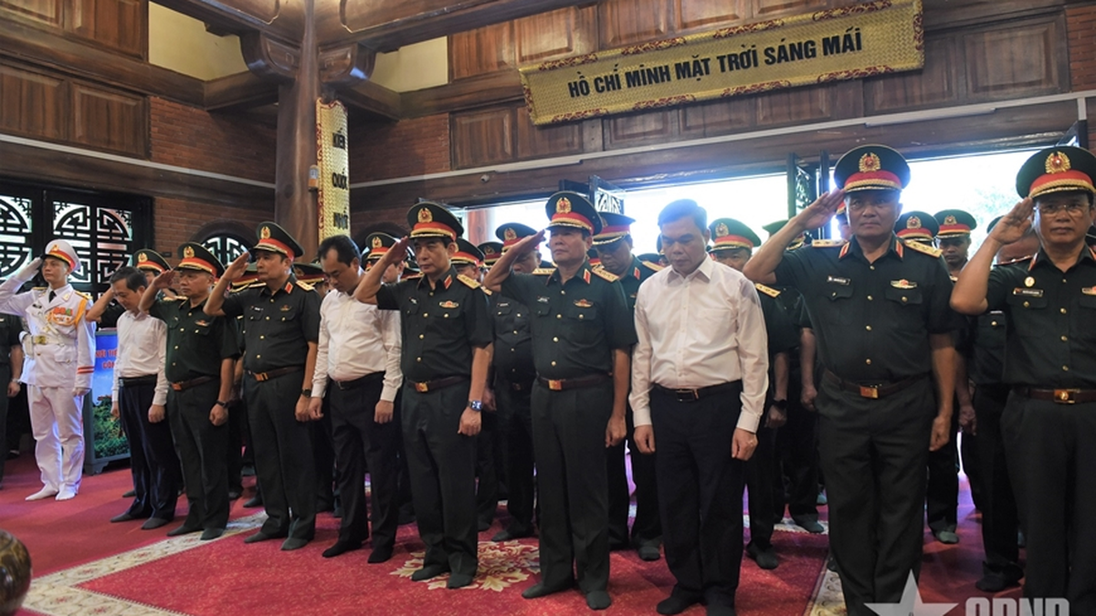 General Phan Van Giang attends the source activities of the General Staff at ATK Dinh Hoa