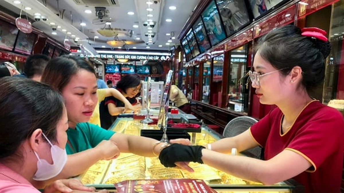 At the end of the week, gold prices increased sharply to the highest level in more than 3 months.