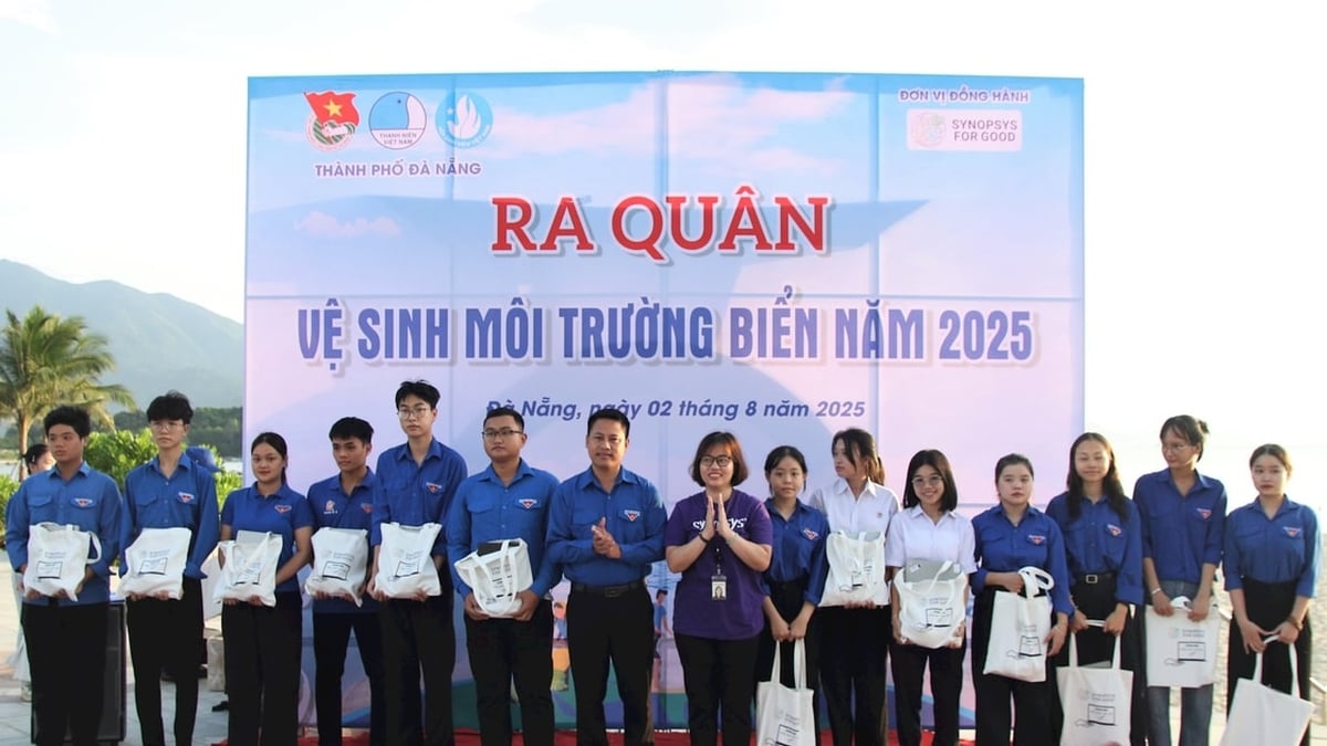ប្រគល់​កុំព្យូទ័រ​យួរដៃ​ចំនួន ៣៥ គ្រឿង​ដល់​សិស្ស​ក្រីក្រ​នៅ​វួដ Hai Van