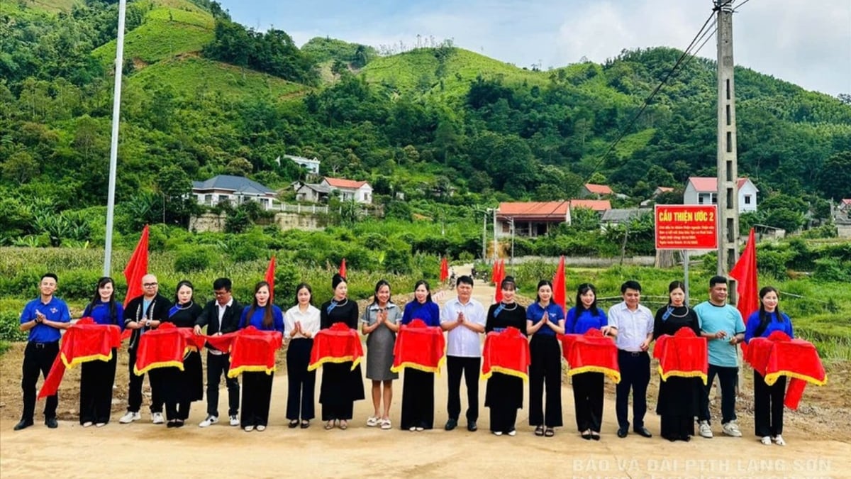 Handing over and putting Thien Uoc bridge into use