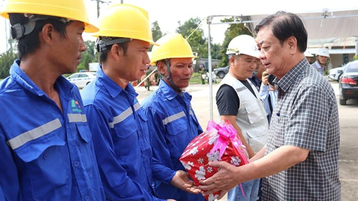 El vicepresidente de la Asamblea Nacional, Le Minh Hoan, inspecciona el proyecto de la carretera de Ho Chi Minh en An Giang