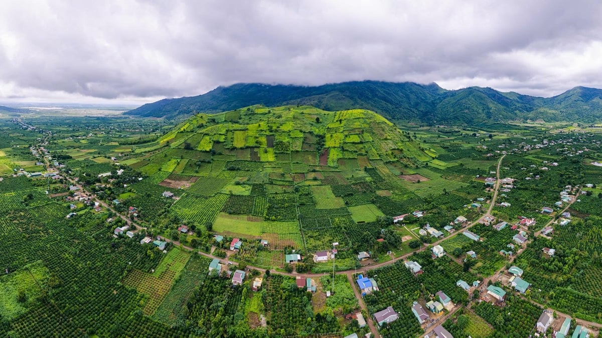 Chiêm ngưỡng núi lửa Chư Đăng Ya triệu năm tuổi ở Gia Lai