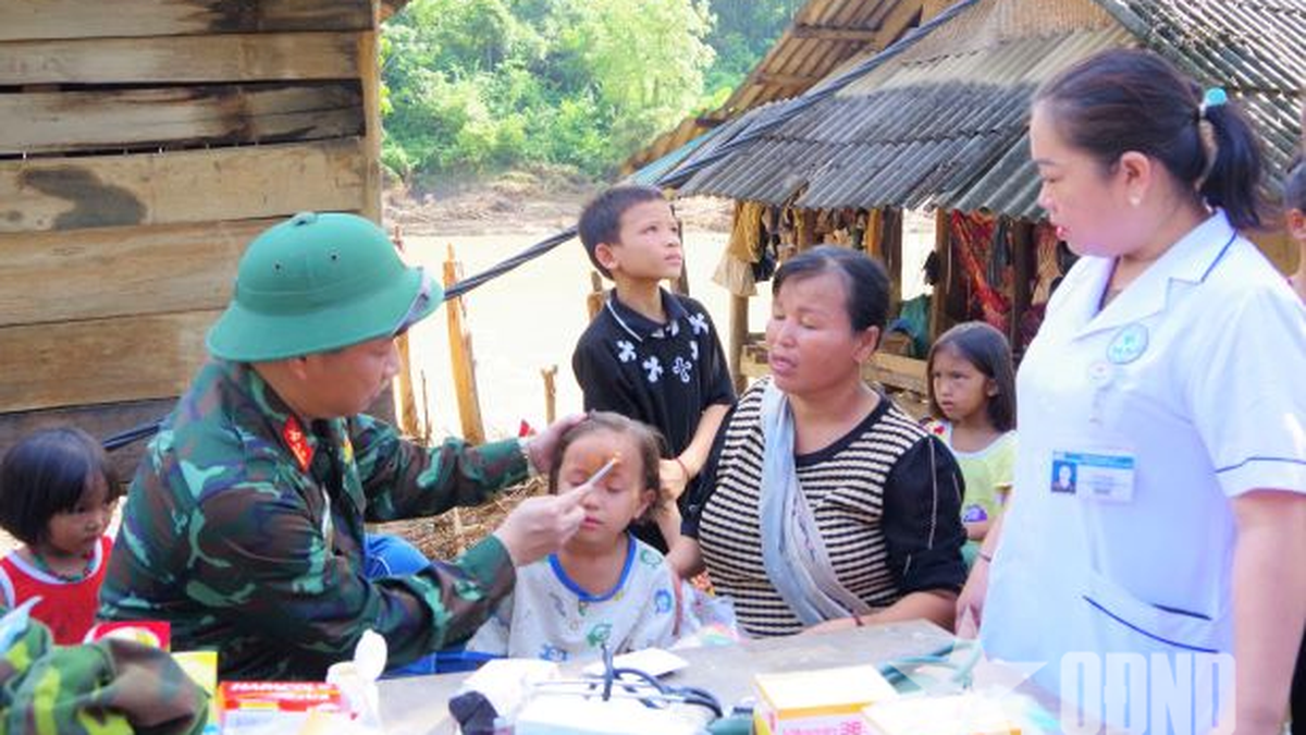 "Day off" of a soldier in the flood epicenter of Nghe An