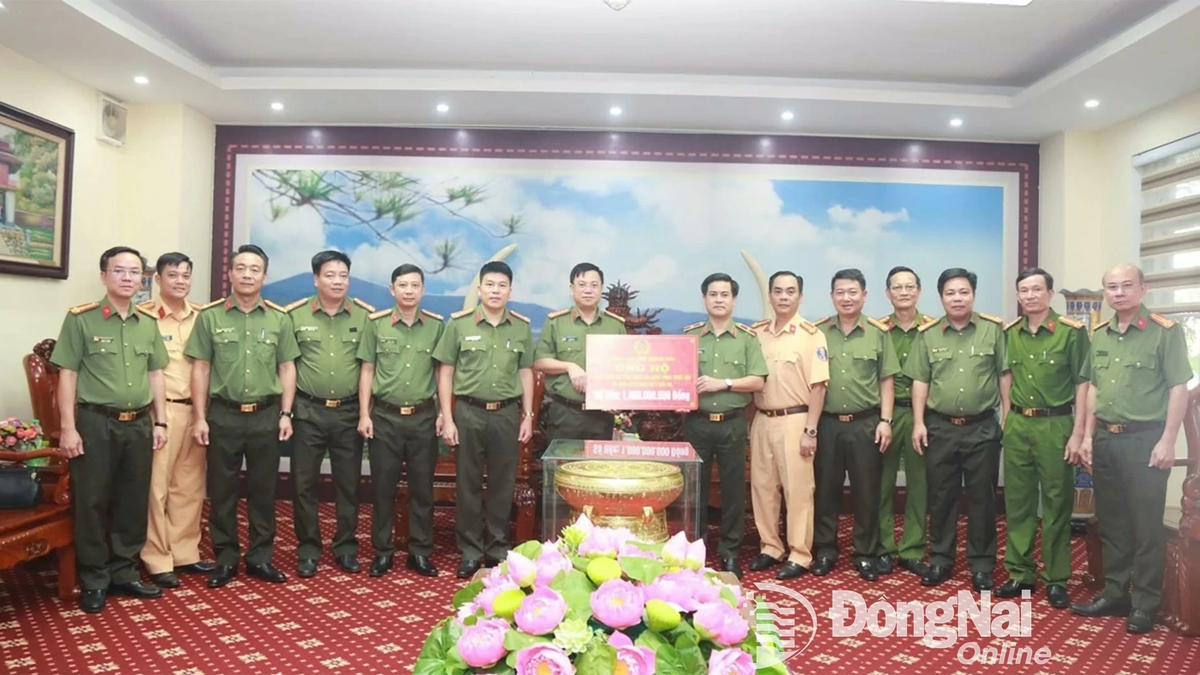 Dong Nai Provincial Police donated 1.6 billion VND to overcome the consequences of storm No. 3 in Nghe An